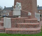 In baksteen is een schip dat door de golven klieft, weergegeven.
              <br/>
              Richard Keijzer, 2014-12-03